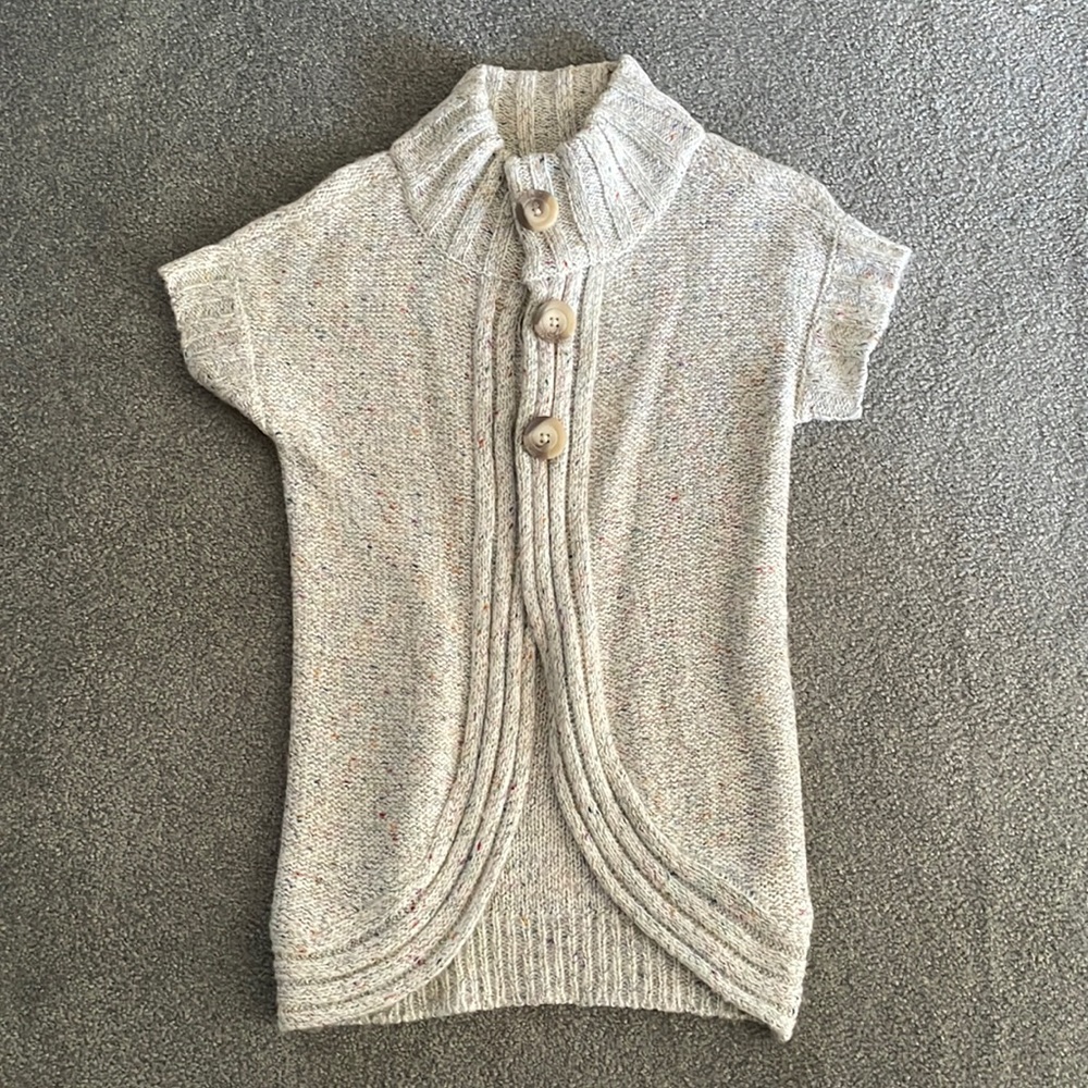 Short sleeve buttoned sweater
